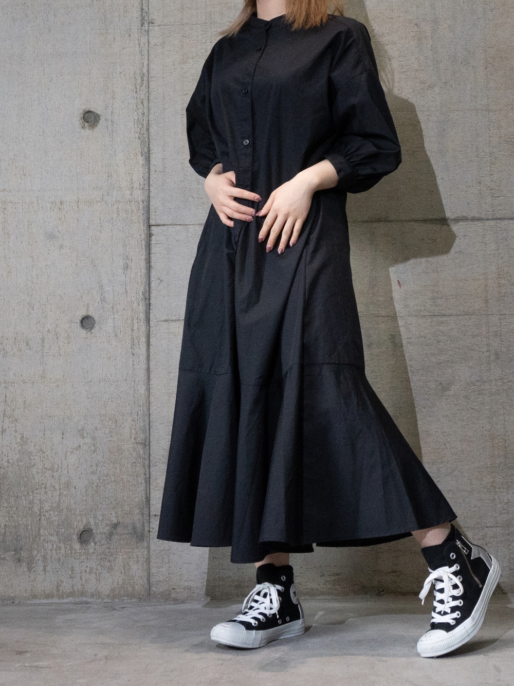 「だから秋服が好き、ハイカットスニーカー、ワンピーススタイル、黒ワンピース、スニーカーコーデ、低身長コーデ、ジョンズクローゼット」｜「GUのアイテム（ワンピース、ブラック系）」を使った、Tomomi/低身長コーデさん（レディース・150cm）の秋コーディネートの1枚目の写真