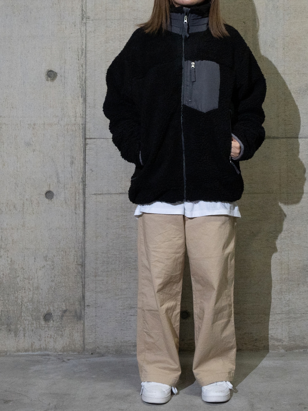 ブラック系のブルゾンを着用したレディースの秋コーディネートの1枚目の写真