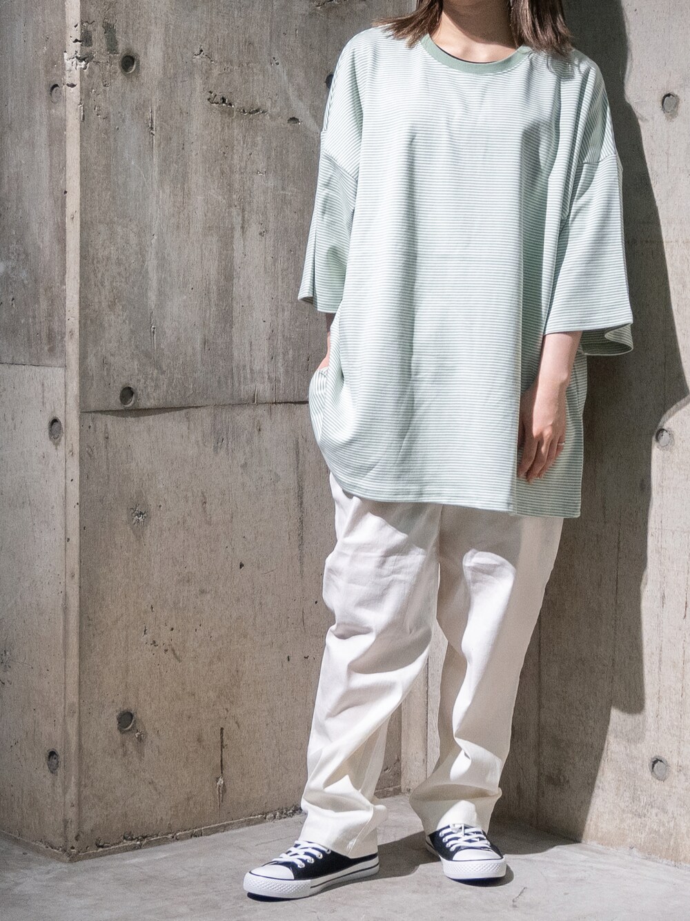 グリーン系のTシャツ/カットソー、ホワイト系のその他パンツを着用したレディースの春コーディネートの1枚目の写真