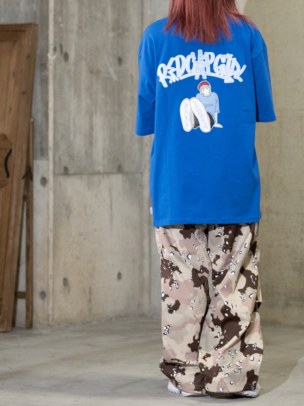 ブルー系のTシャツ/カットソー、その他のカーゴパンツを着用したレディースの夏コーディネートの1枚目の写真