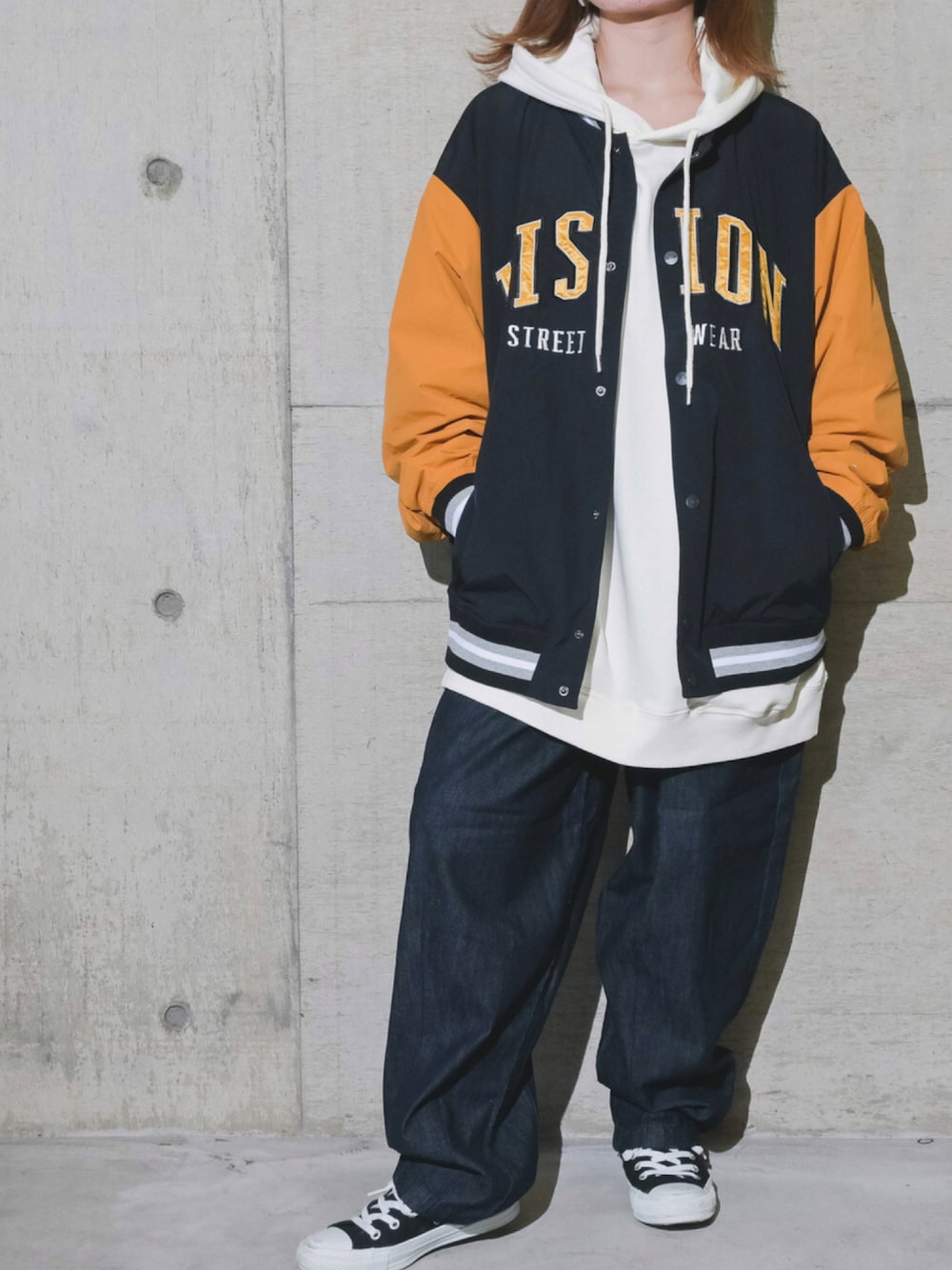 「スニーカーコーデ、VISIONSTREETWEAR、低身長コーデ、ストリートファッション、ストリートコーデ、パーカーコーデ、ゆるだぼ、メンズライクコーデ、メンズライク女子、JOHN'S CLOSET (ジョンズクローゼット)、JOHN'S CLOSET、ジョンズクローゼット」｜「JOHN'S CLOSETの【12】〔VISION STREET WEAR/ビジョン ストリート ウェア〕ナイロンワッペンスタジャン（スタジャン、その他）」を使った、Tomomi/低身長コーデさん（レディース・150cm）の秋コーディネートの1枚目の写真