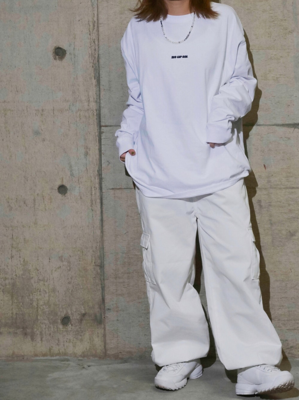 ホワイト系のTシャツ/カットソー、ホワイト系のカーゴパンツ、ホワイト系のスニーカーを着用したレディースの秋コーディネートの1枚目の写真