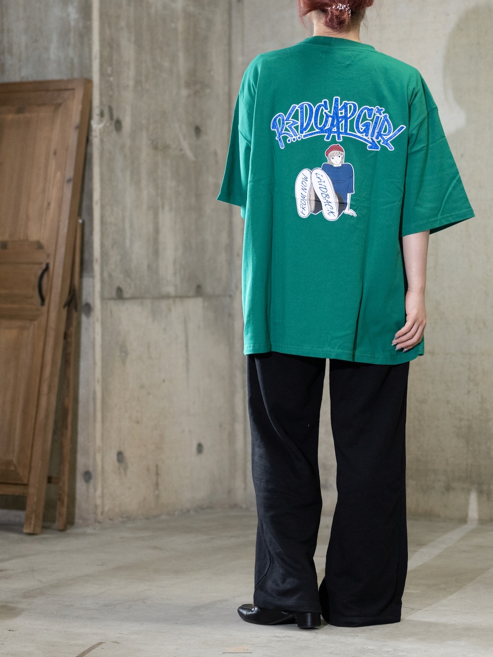 グリーン系のTシャツ/カットソーを着用したレディースの夏コーディネートの1枚目の写真