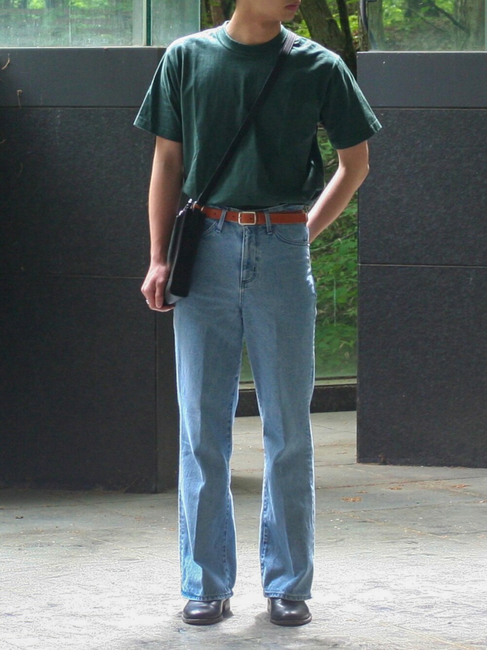 グリーン系のTシャツ/カットソー、ブルー系のデニムパンツ、ブラック系のローファーを着用したメンズの春コーディネートの1枚目の写真