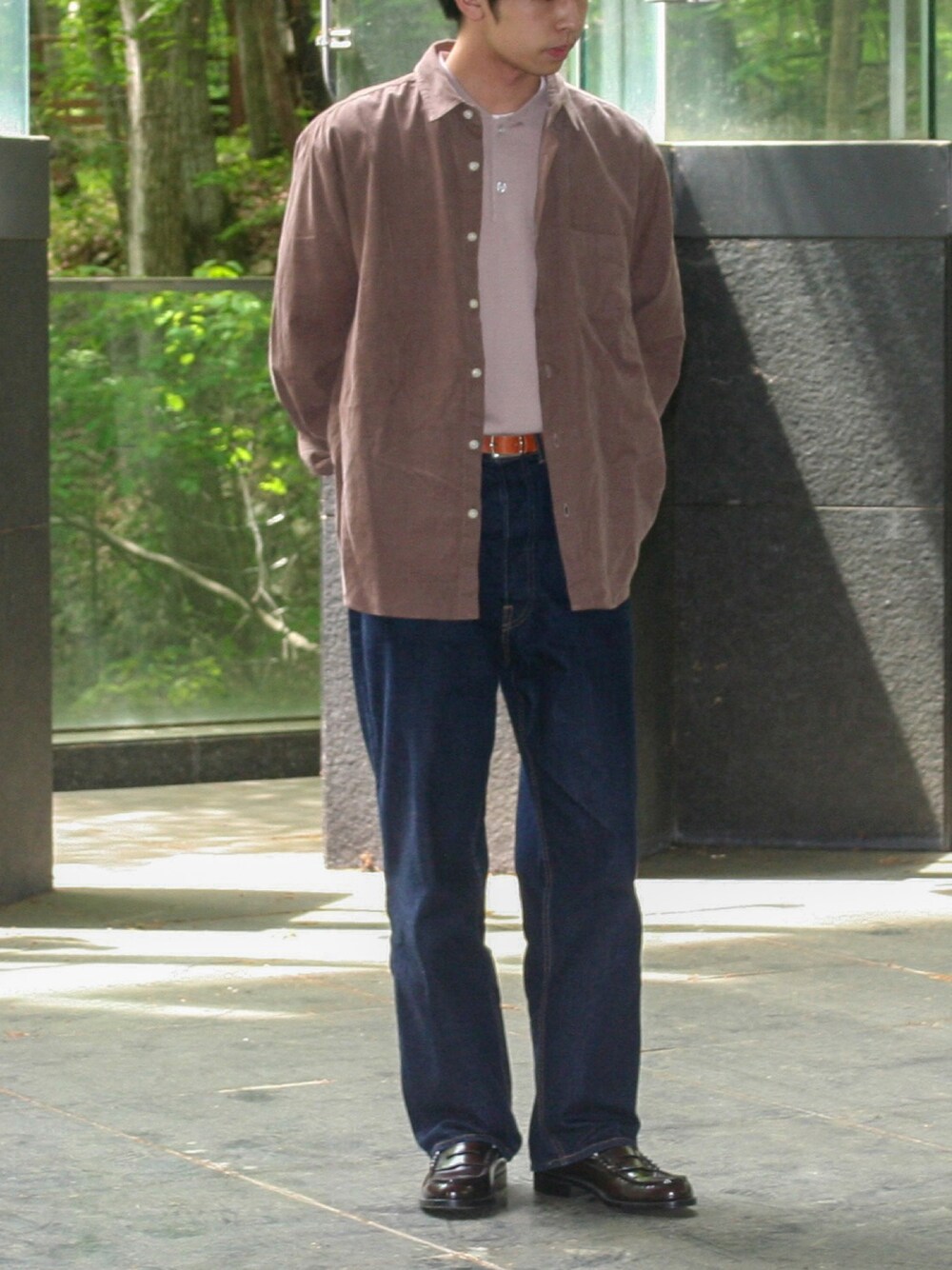 ブラウン系のシャツ/ブラウス、ベージュ系のポロシャツ、ブルー系のデニムパンツを着用したメンズの春コーディネートの1枚目の写真