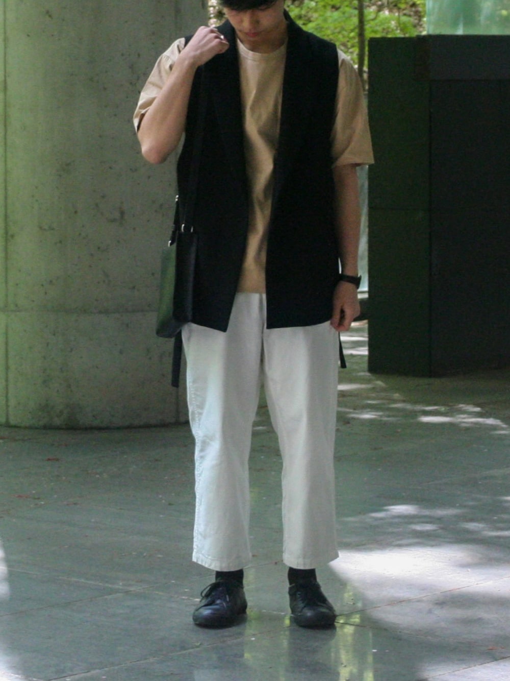 イエロー系のTシャツ/カットソー、ブラック系のベスト、ホワイト系のその他パンツを着用したメンズの春コーディネートの1枚目の写真