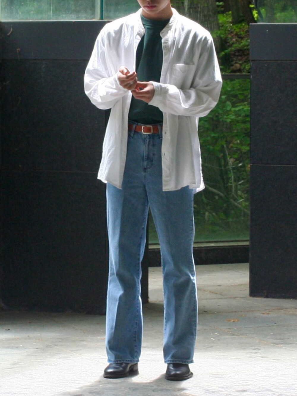 ホワイト系のシャツ/ブラウス、グリーン系のTシャツ/カットソー、ブルー系のデニムパンツを着用したメンズの夏コーディネートの1枚目の写真