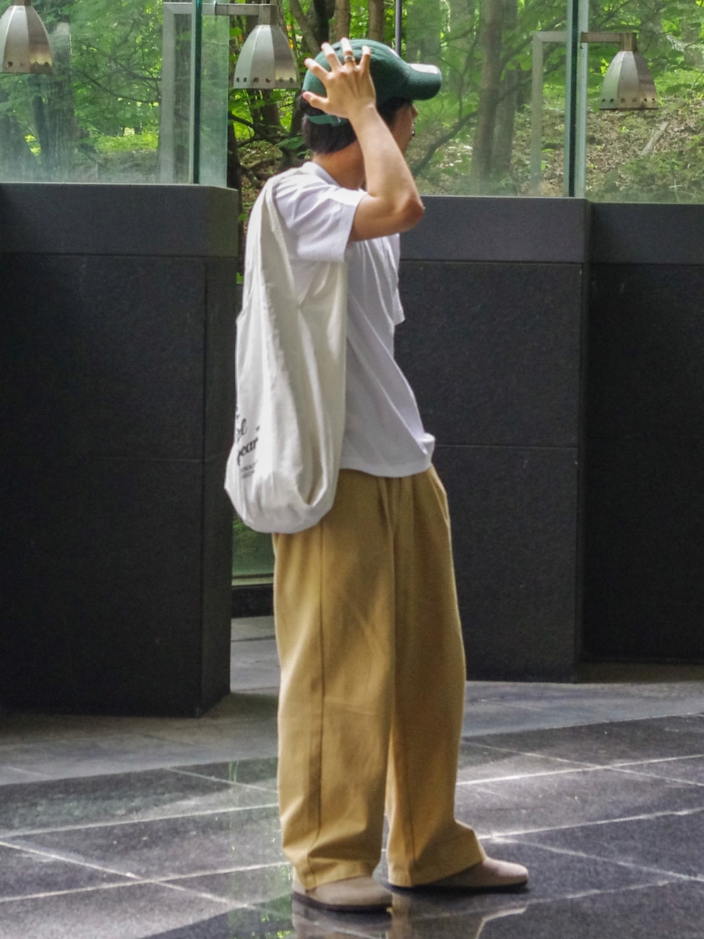 ホワイト系のTシャツ/カットソー、ベージュ系のチノパンツ、ベージュ系のサンダルを着用したメンズの夏コーディネートの1枚目の写真