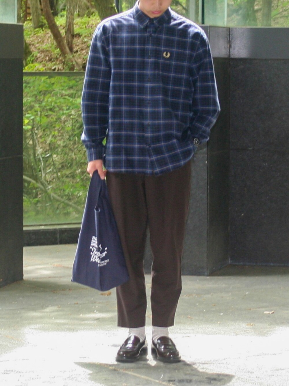 ブルー系のシャツ/ブラウス、ブラウン系のスラックス、ブラウン系のローファーを着用したメンズの春コーディネートの1枚目の写真