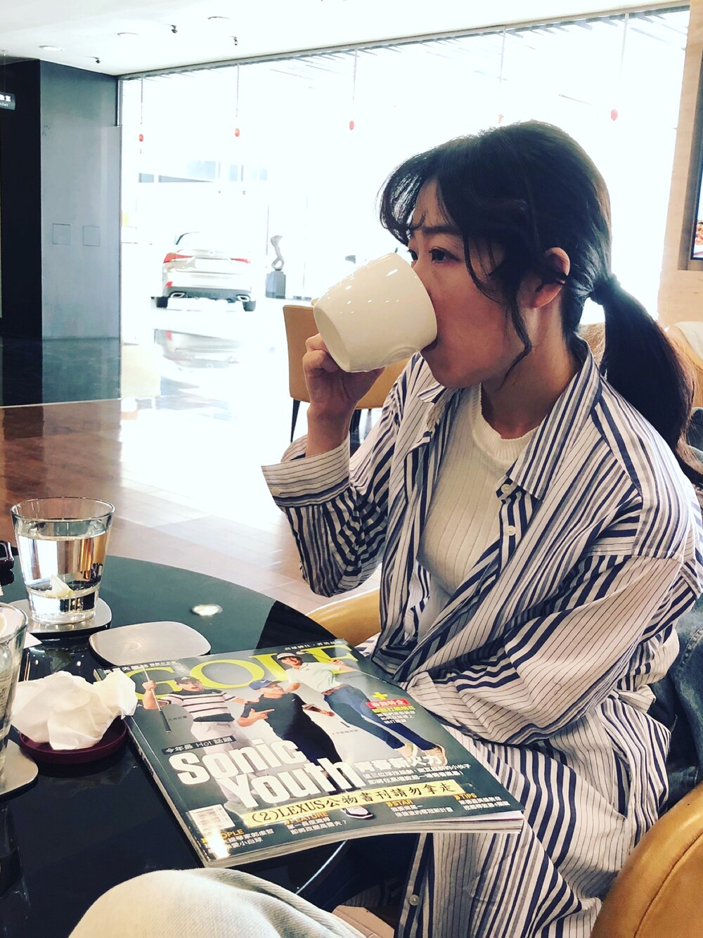 「街頭穿搭、夏、休閒、日系極簡、女人味、牛仔褲、阿美咔嘰、藍染め、線画柄」｜「UNIQLOのアイテム（Tシャツ/カットソー、ホワイト系）」を使った、Wei🇹🇼さん（レディース・165cm）の冬コーディネートの1枚目の写真