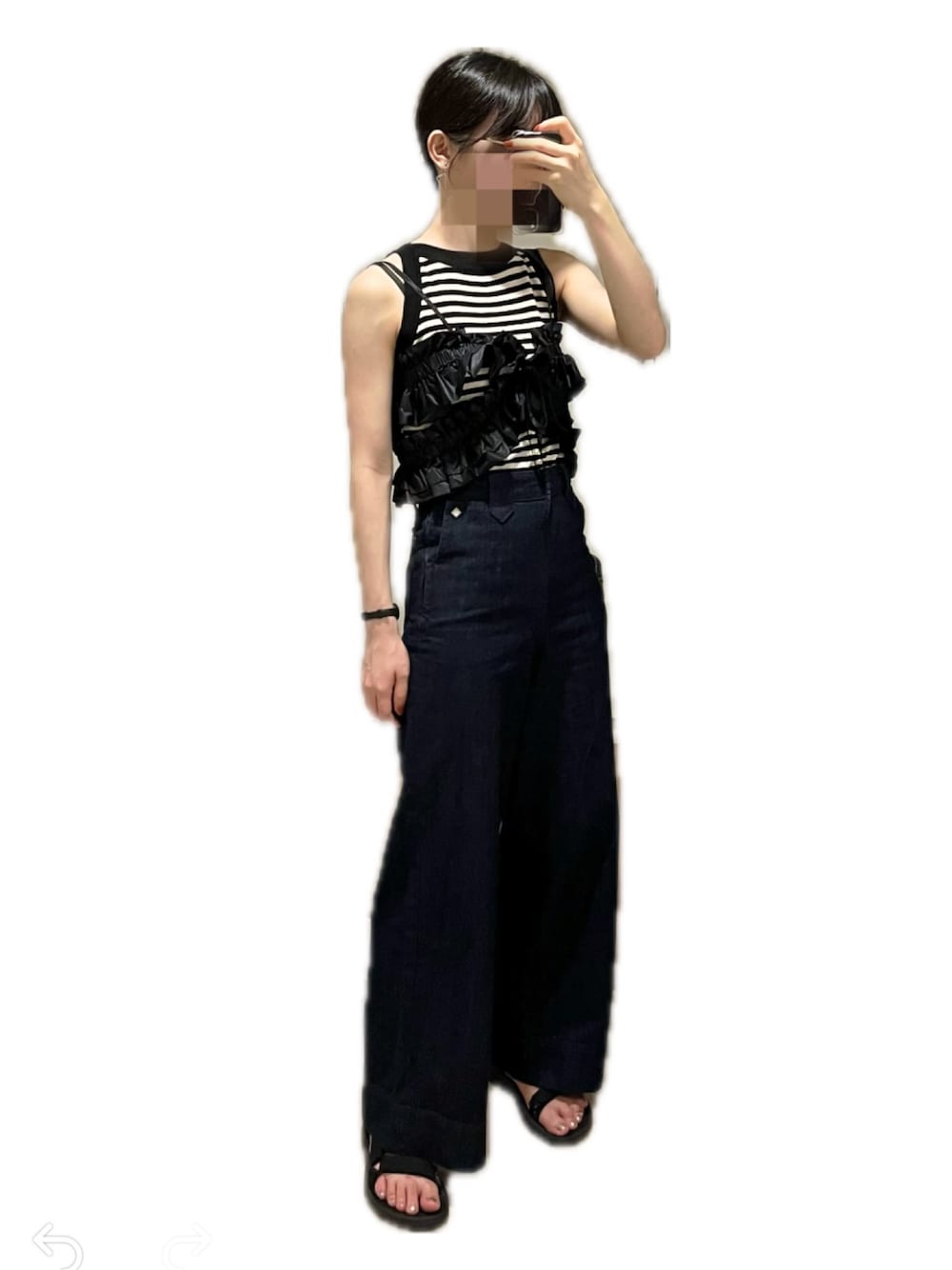 「yuwのフリルハーネス　110306（その他トップス、ブラック系）」を使った、灯さん（レディース・159cm）の秋コーディネートの1枚目の写真