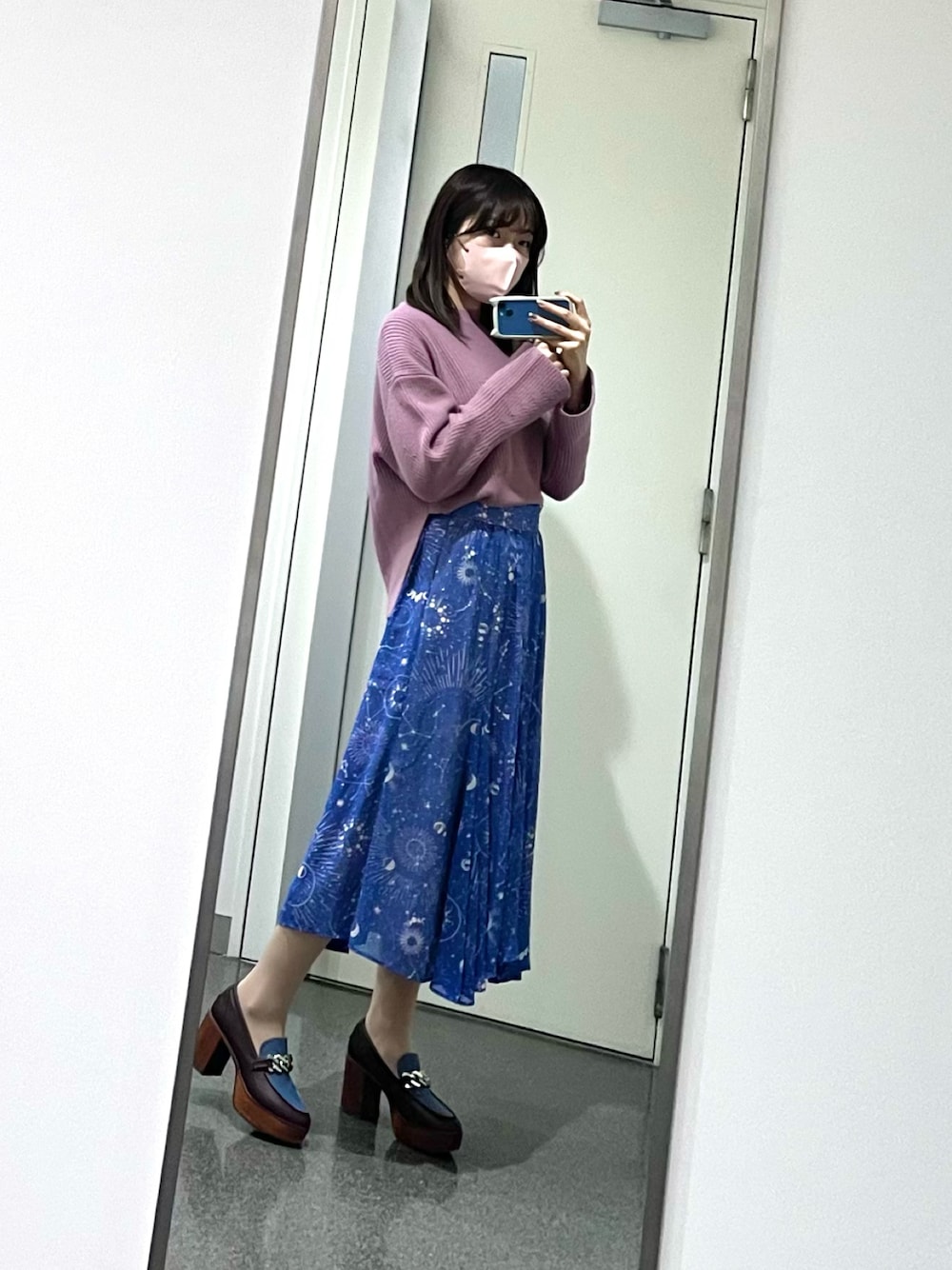 「きれいめカジュアル、大人カジュアル、ニット、ピンクニット、フレアスカート、柄スカート、骨格ウェーブ、ローファー、厚底シューズ、厚底ローファー、ベルスリーブ、星柄、宇宙柄、ピンク×ブルー、シフォンスカート」｜「JILL STUARTの◆ココニット（ニット/セーター、ピンク系）」を使った、みこさん（レディース・161cm）の秋コーディネートの1枚目の写真