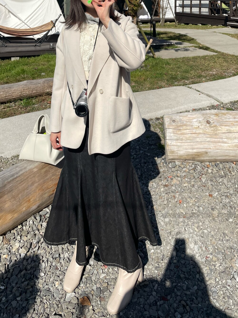 「秋冬コーデ、秋コーデ、旅行、ニットジャケット、マーメイドスカート、ジャンパースカート、大人カジュアル、バケットハット、モノトーンコーデ、テーラードジャケット、ブラック×ホワイト、ホワイト×ブラック、ポレーヌ、フリンジニット、polene」｜「PUBLIC TOKYOのカットフリンジニット /マルチウェイ（ニット/セーター、ホワイト系）」を使った、みこさん（レディース・161cm）の秋コーディネートの1枚目の写真