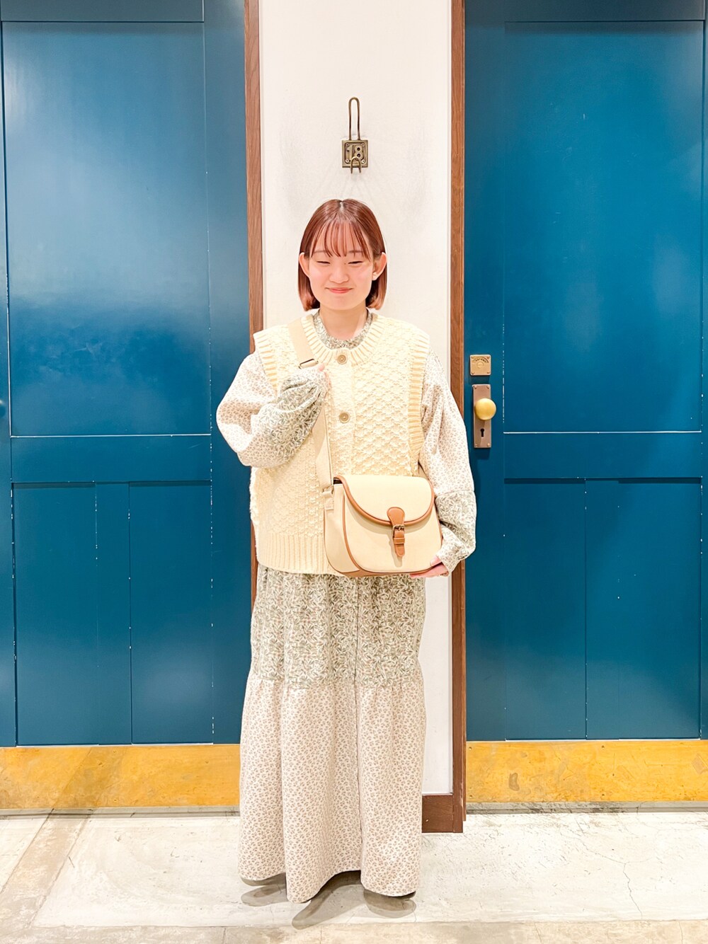 「Samansa Mos2、SM2、サマンサ モスモス(Samansa Mos2)、秋冬コーデ、楽チンコーデ、ラフ、ビックシルエット、低身長、冬、淡色女子、低身長女子、重ね着、ワンピースコーデ、花柄、ニット」｜「Samansa Mos2の【FROM ENGLAND】ブリティッシュウール前後着ベスト（ベスト、ホワイト系）」を使った、カンナさん（レディース・146cm）の秋コーディネートの1枚目の写真