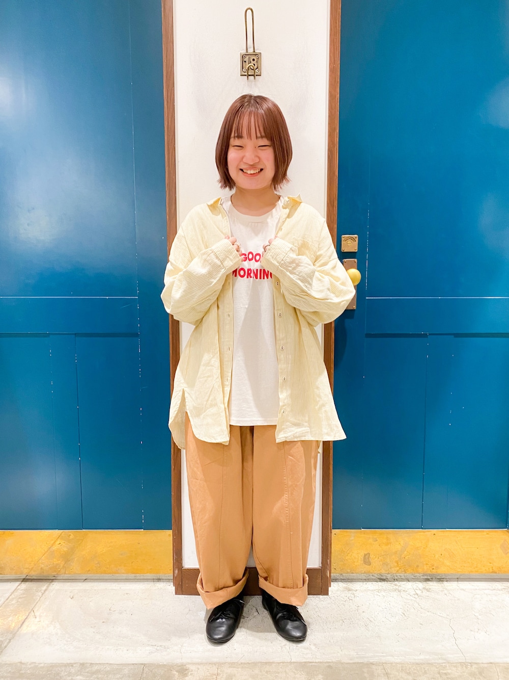 「Samansa Mos2、サマンサ モスモス(Samansa Mos2)、シンプル、カラーコーデ、春コーデ、春夏コーデ、低身長、ロゴT、リネンシャツ、イエロー」｜「Samansa Mos2の柄アソートリネンシャツ（シャツ/ブラウス、イエロー系）」を使った、カンナさん（レディース・146cm）の春コーディネートの1枚目の写真