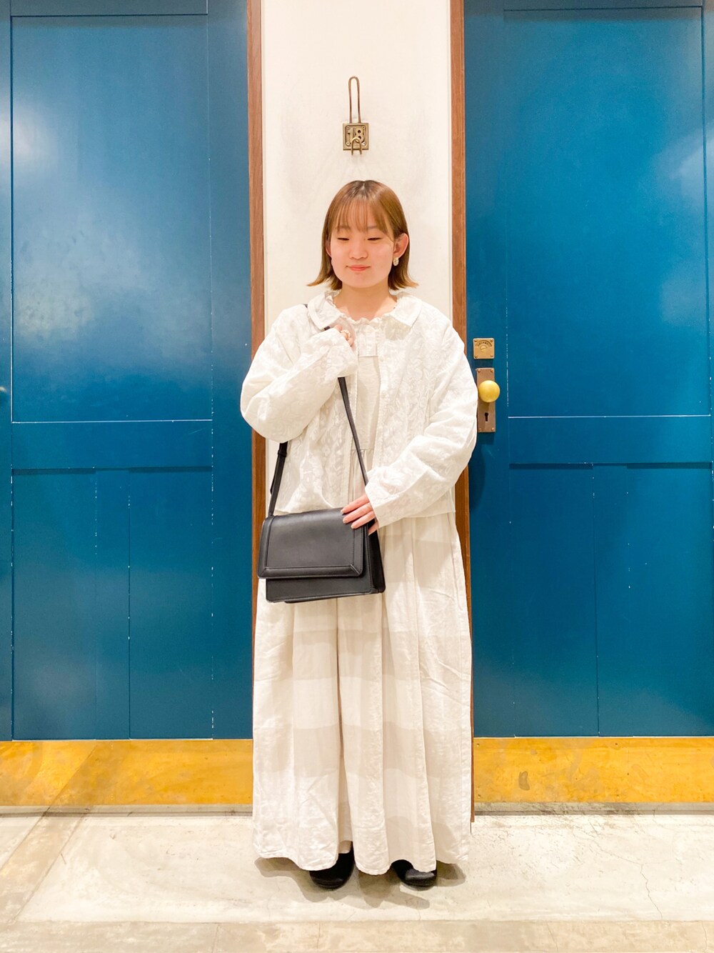 「Samansa Mos2、サマンサ モスモス(Samansa Mos2)、春コーデ、お出かけコーデ、着回しコーデ、大人ガーリー、春、キャミワンピ、前後2way、淡色コーデ、ベージュコーデ」｜「Samansa Mos2の格子柄ドビー襟フリルブラウス（シャツ/ブラウス、ホワイト系）」を使った、カンナさん（レディース・146cm）の春コーディネートの1枚目の写真