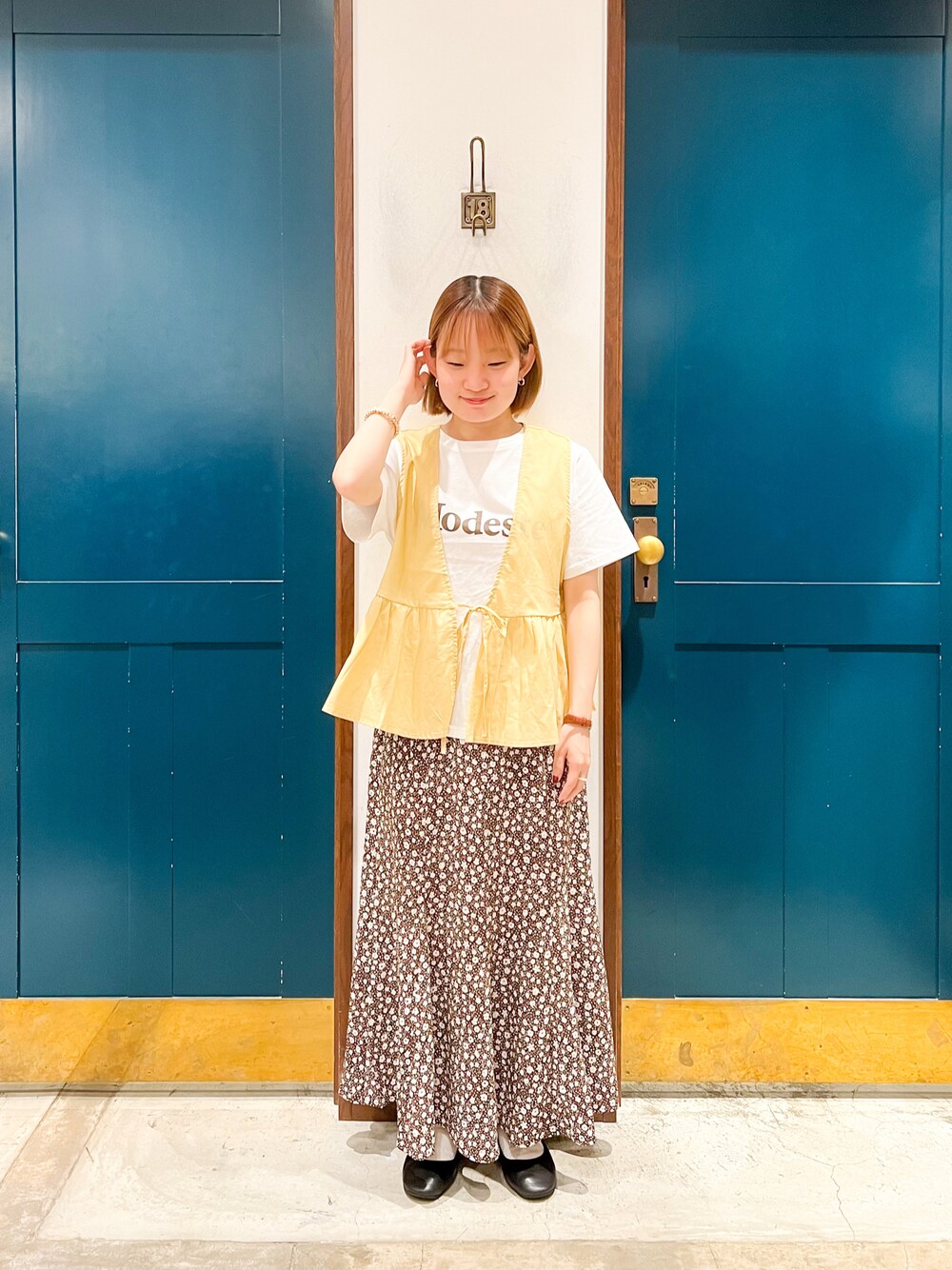 「ehka sopo、エヘカソポ、イエロー、ベージュ、ロゴT、マーメイドスカート、花柄、ブラウン、夏、カジュアル、低身長」｜「ehka sopoのノースリブラウスTシャツセット（ニット/セーター、ベージュ系）」を使った、カンナさん（レディース・146cm）の夏コーディネートの1枚目の写真