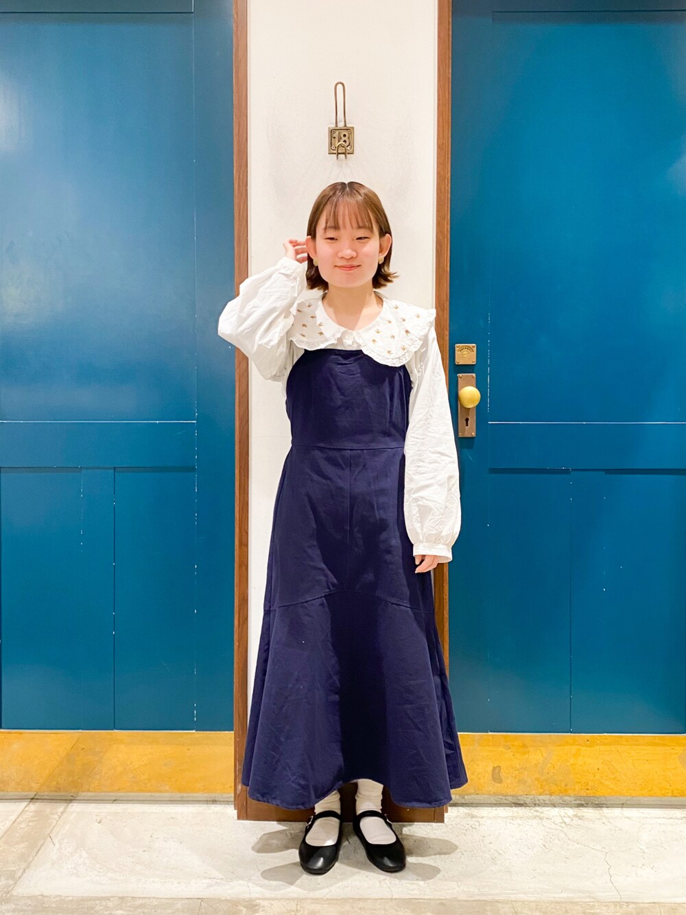 「ehka sopo、エヘカソポ、春、スカートスタイル、低身長、今日のコーデ、ガーリー、刺繍、花柄、ブラウス、ジャンパースカート、マーメイドスカート、ネイビー」｜「ehka sopoの飛び刺繍衿ブラウス（シャツ/ブラウス、ホワイト系）」を使った、カンナさん（レディース・146cm）の冬コーディネートの1枚目の写真