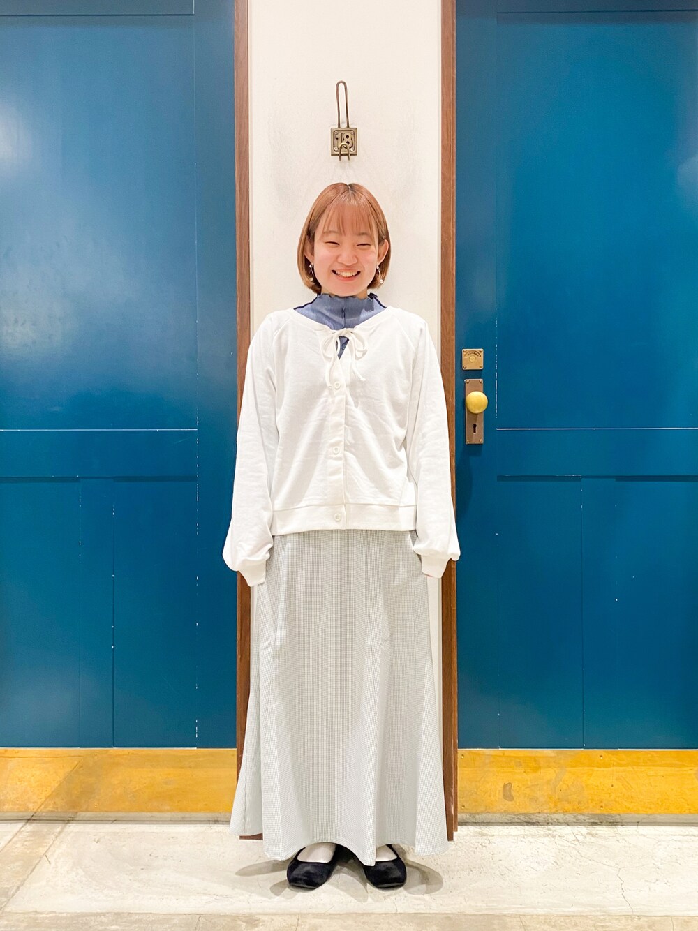 「ehka sopo、エヘカソポ、春コーデ、きれいめカジュアル、フェミニン、カーディガン、大人コーデ、低身長コーデ、ブルー、プリーツ、マーメイドスカート、ギンガムチェック」｜「ehka sopoのプリーツメローカットソー（Tシャツ/カットソー、ブルー系）」を使った、カンナさん（レディース・146cm）の冬コーディネートの1枚目の写真