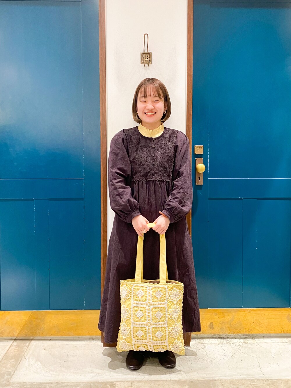 「Samansa Mos2、サマンサ モスモス(Samansa Mos2)、ワンピース、レース、大人かわいい、春コーデ、春先取り、ナチュラル、かぎ針編み、トートバッグ」｜「Samansa Mos2の襟スモッキングスタンドネックカットソー（Tシャツ/カットソー、イエロー系）」を使った、カンナさん（レディース・146cm）の冬コーディネートの1枚目の写真