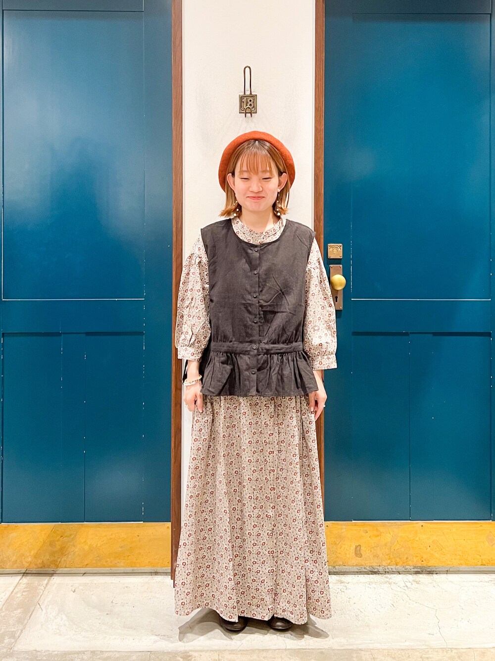 「Samansa Mos2、サマンサ モスモス(Samansa Mos2)、SM2、ロングワンピース、秋コーデ、低身長、ベスト、花柄、ワンピース、前後2way、秋カラー、ベレー帽、オレンジ」｜「Samansa Mos2の杢バスクベレー帽（ハンチング/ベレー帽、オレンジ系）」を使った、カンナさん（レディース・146cm）の夏コーディネートの1枚目の写真
