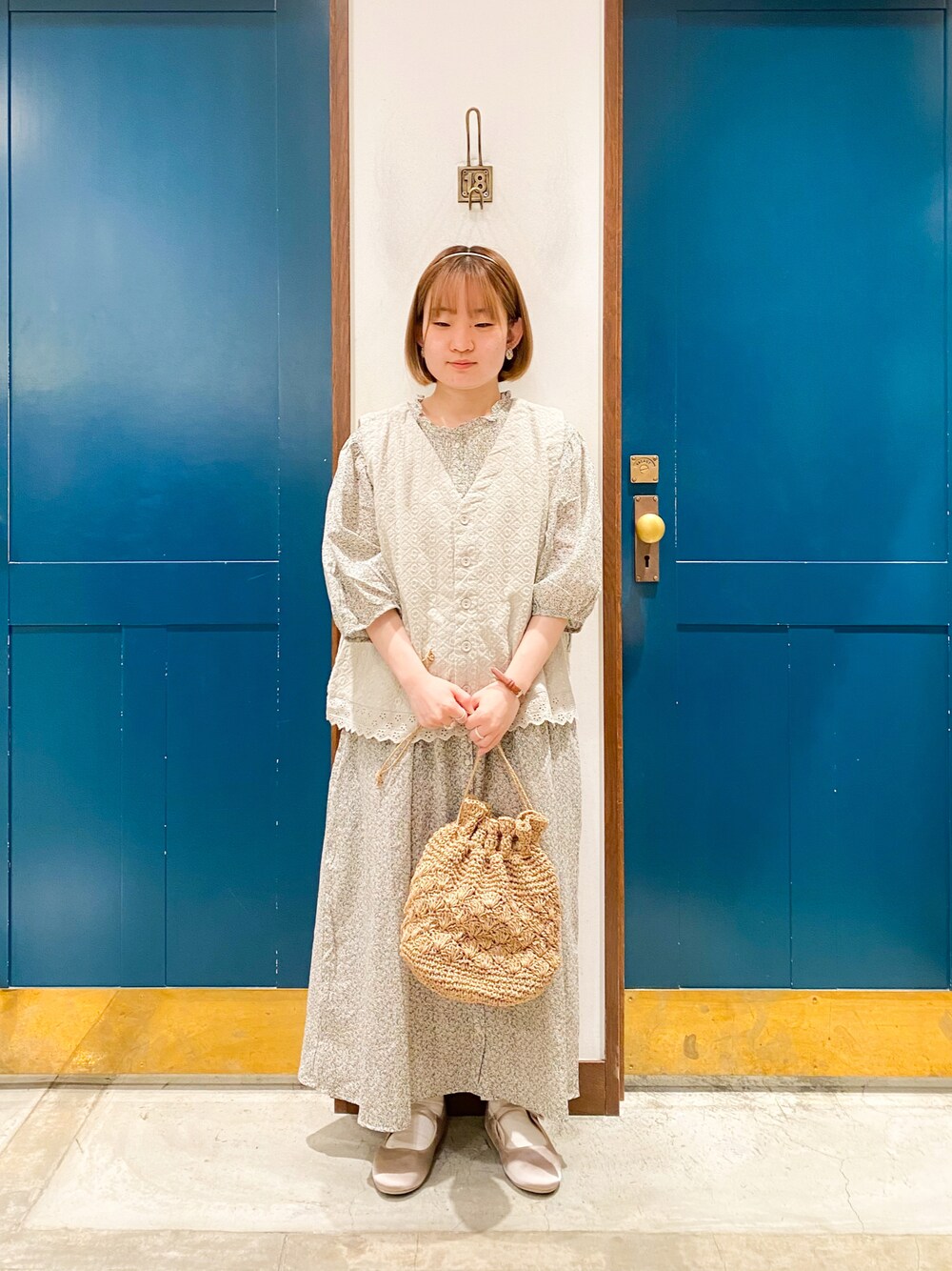 「Samansa Mos2、サマンサ モスモス(Samansa Mos2)、春カラー、休日スタイル、低身長女子、低身長、ナチュラル、夏コーデ、花柄ワンピース、ワンピース、かごバッグ、ミントグリーン」｜「Samansa Mos2の前後着オーバーレースベスト（ベスト、グレー系）」を使った、カンナさん（レディース・146cm）の春コーディネートの1枚目の写真