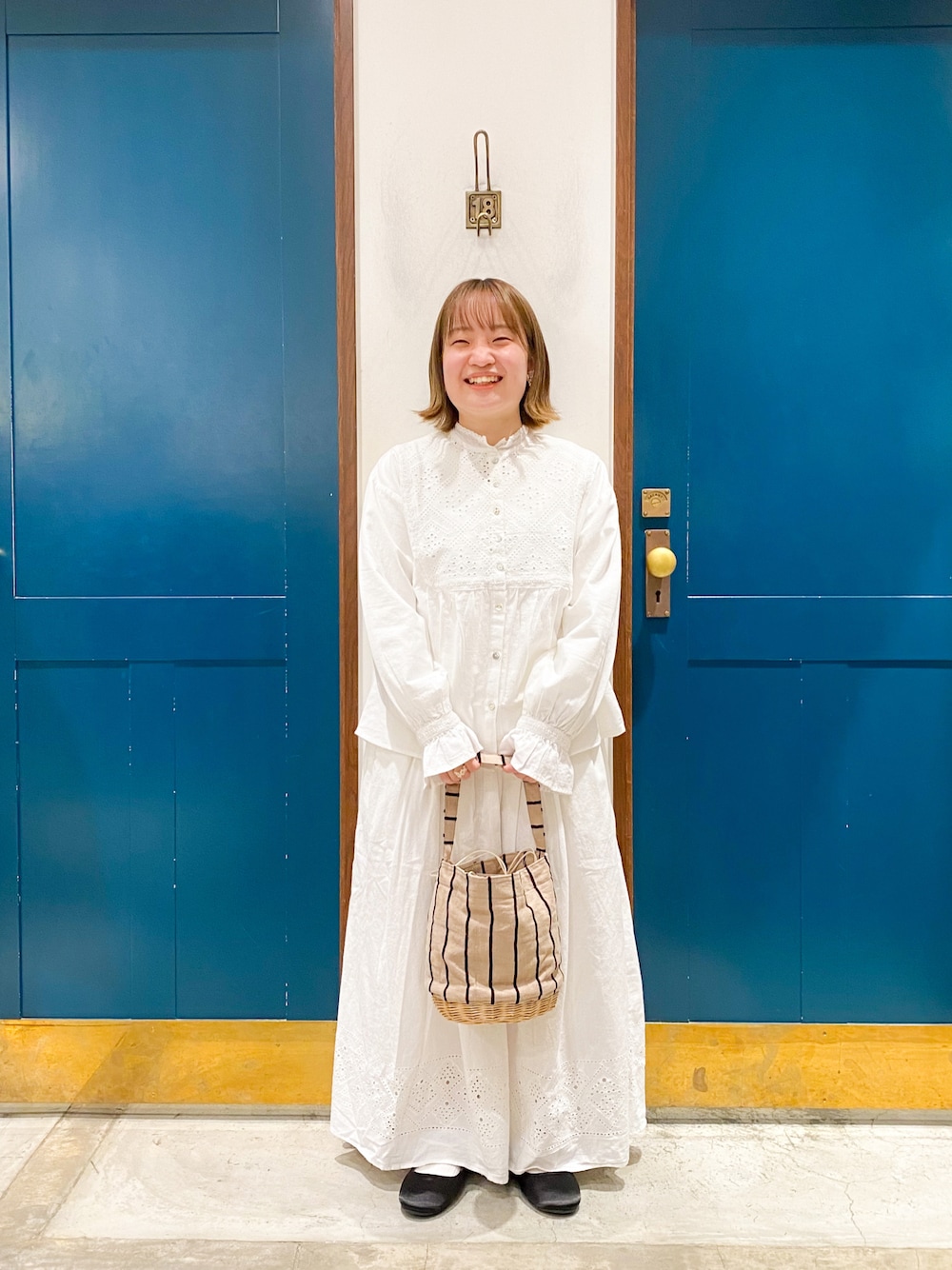 「Samansa Mos2、サマンサ モスモス(Samansa Mos2)、春服、低身長、ホワイトコーデ、セットアップ、刺繍、カットワークレース、ナチュラルガーリー」｜「Samansa Mos2の胸元カットワーク刺繍ブラウス（シャツ/ブラウス、ホワイト系）」を使った、カンナさん（レディース・146cm）の春コーディネートの1枚目の写真