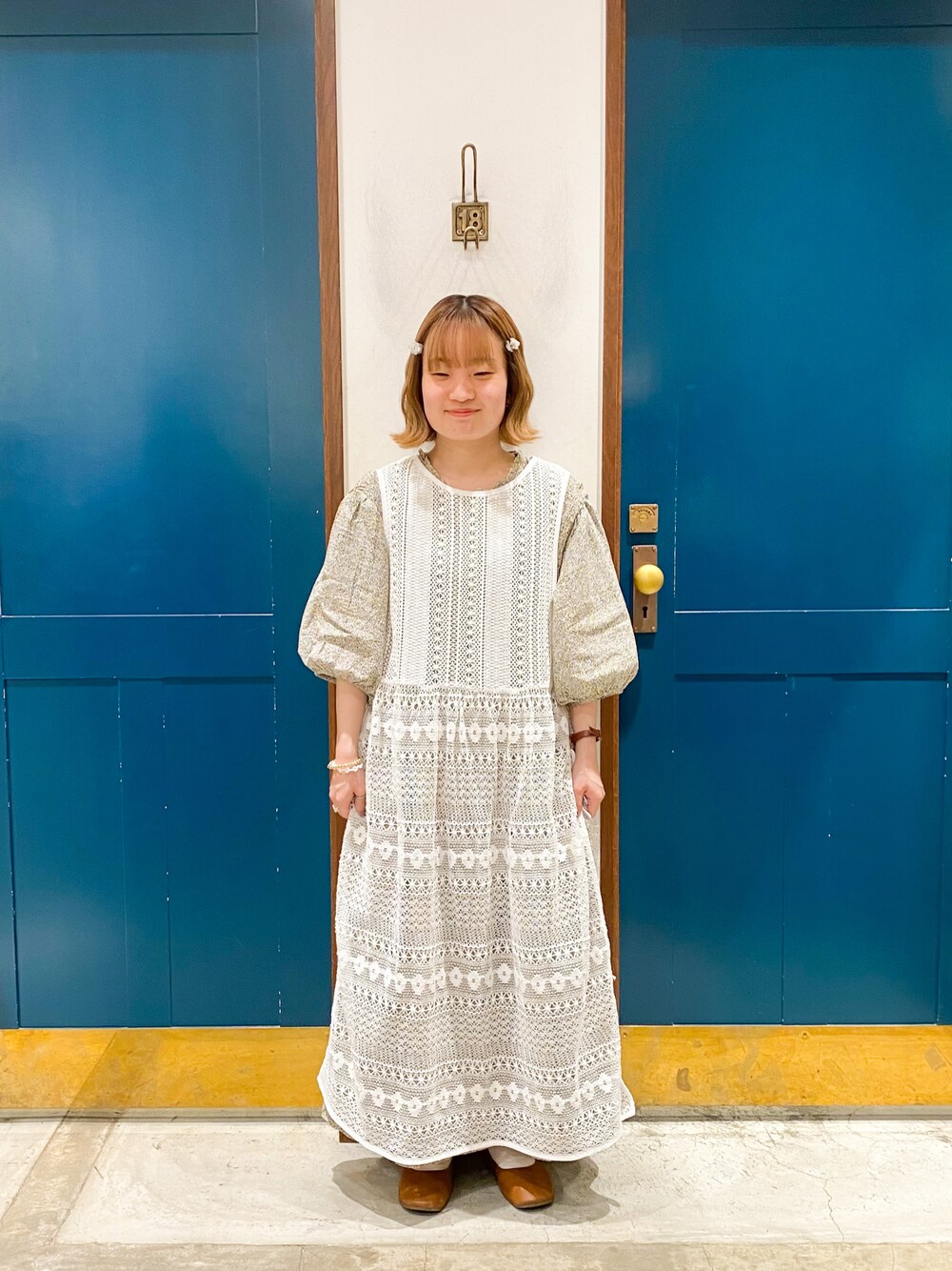 「Samansa Mos2、サマンサ モスモス(Samansa Mos2)、春コーデ、今日のコーデ、低身長女子、夏コーデ、花柄、ワンピース、レイヤードスタイル、レースワンピース、出勤コーデ」｜「Samansa Mos2のシャーリング花柄ワンピース（ワンピース、オレンジ系）」を使った、カンナさん（レディース・146cm）の春コーディネートの1枚目の写真