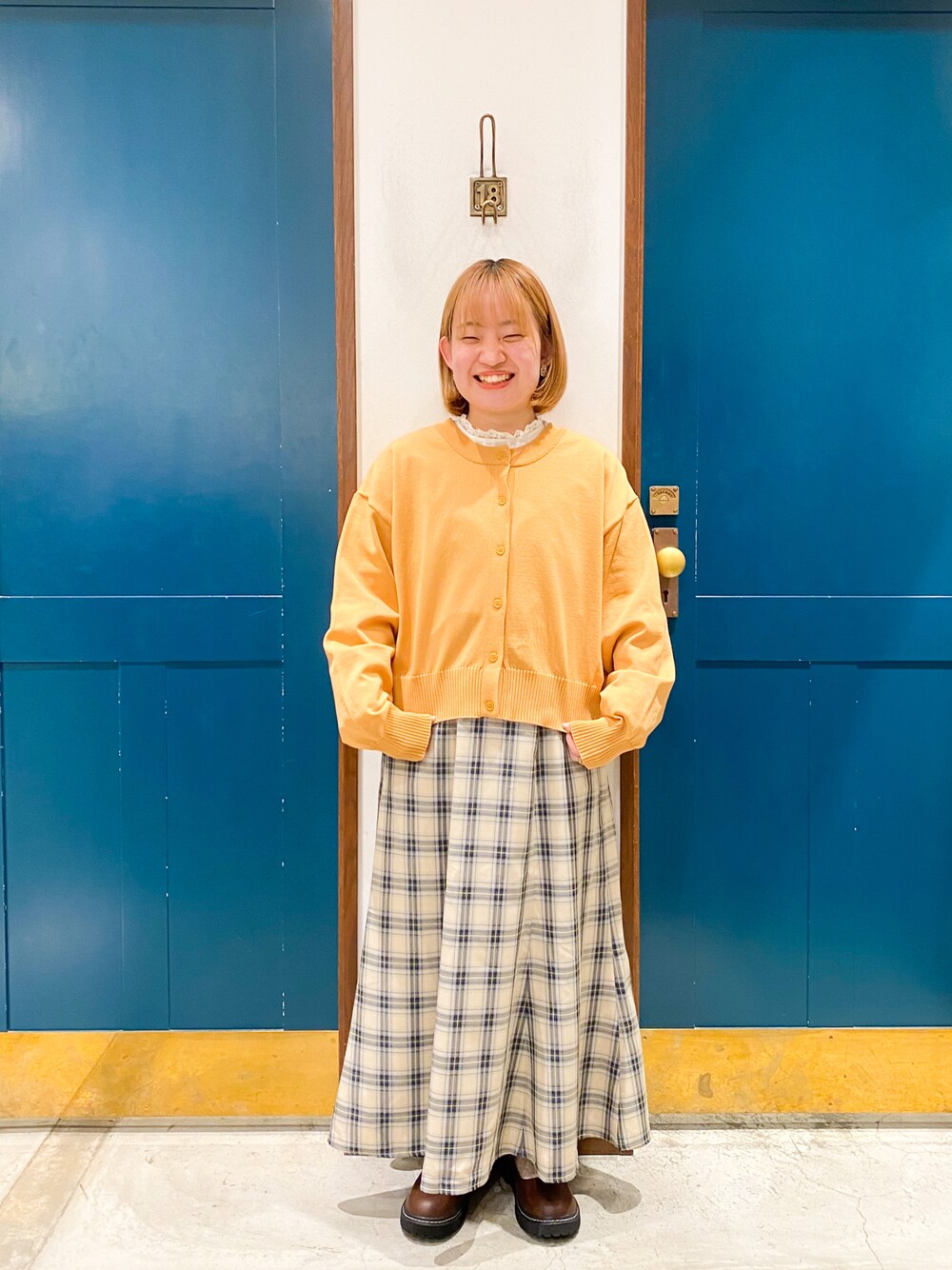 「ehka sopo、エヘカソポ、春、低身長、セットアップ、スカート、ガーリー、カーディガン、オレンジ、今日のコーデ、マーメイドスカート、チェック、ストラップシューズ、カラーコーデ」｜「ehka sopoの袖ボリュームスタンドレースブラウス（シャツ/ブラウス、ホワイト系）」を使った、カンナさん（レディース・146cm）の冬コーディネートの1枚目の写真