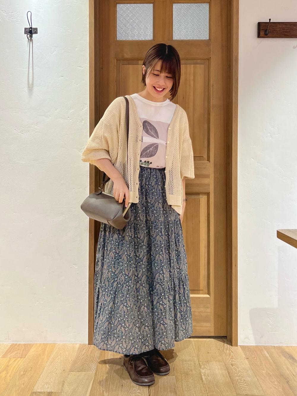 「秋コーデ、Samansa Mos2、コラボ、カジュアル、羽織り、がまぐちバック、秋服、Tシャツ、SM2、スカート、ティアード、カジュアルコーデ」｜「Samansa Mos2の柄アソートボイルスカート（スカート、ブルー系）」を使った、マナミさん（レディース・160cm）の夏コーディネートの1枚目の写真