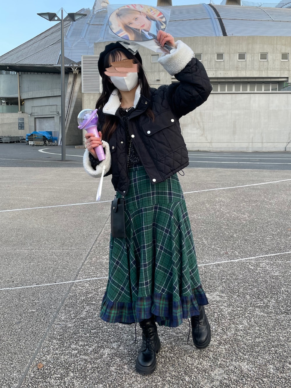 「参戦服、ライブコーデ、チェックスカート、ベレー帽、jouetieコーデ、韓国ファッション、グリーンスカート、ブラック、黒×緑、ブルゾン、カジュアルスタイル、主役スカート、オトナカワイイ、ラメニット、お出かけコーデ」｜「me+em selectの【 裾絞り可能な２WAY 】ハイネックボアキルティングショートブルゾン（ブルゾン、ブラック系）」を使った、as210さん（レディース・156cm）の春コーディネートの1枚目の写真