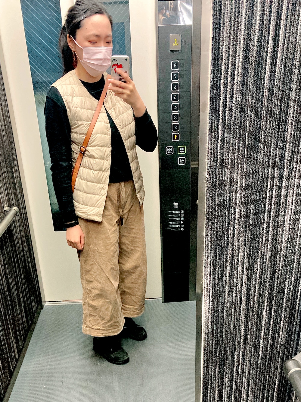 「休日コーデ、ベスト、コーデュロイパンツ」｜「GramicciのGRAMICCI/グラミチ　CORDUROY BAGGY PANTS コーデュロイバギーパンツ GLP-19F021（その他パンツ、ベージュ系）」を使った、りこさん（レディース・160cm）の秋コーディネートの1枚目の写真