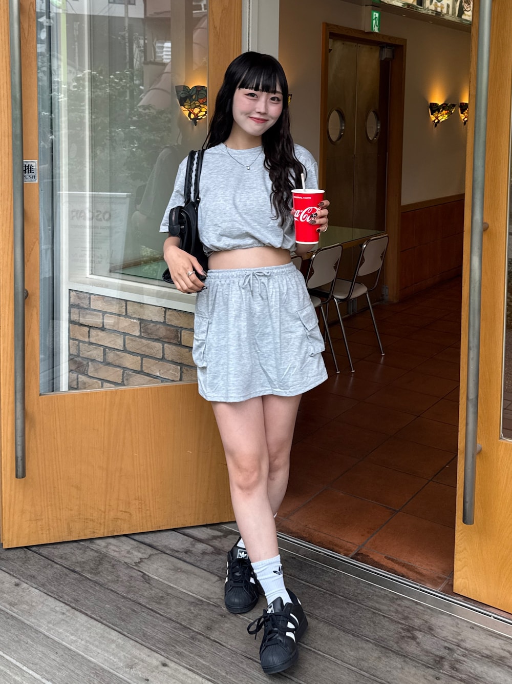 adidasのスニーカーを使った「ミニスカートコーデ」の人気
