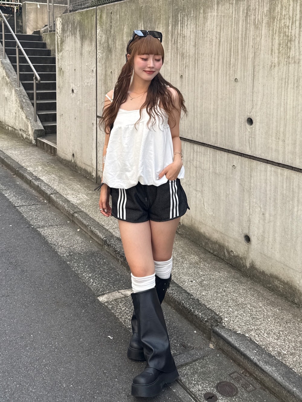 「夏ルックで気分アップ、デニム、厚底シューズ、WEARタイアップ、ノースリーブ、ブーツスタイル、デニムハーフパンツ、シンプルスタイル、夏服コーデ、夏」｜「YOLOのアイテム（トップス、ホワイト系）」を使った、ひいなさん（骨格ウェーブ・レディース・165cm）の夏コーディネートの1枚目の写真
