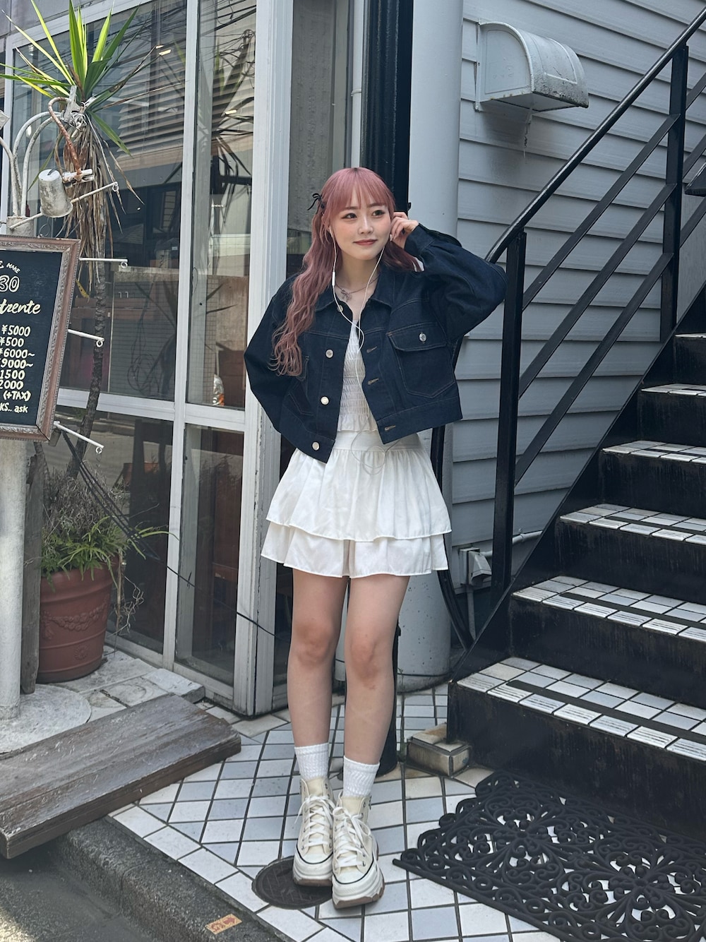 CONVERSEのスニーカーを使った「フレンチガーリー」の人気