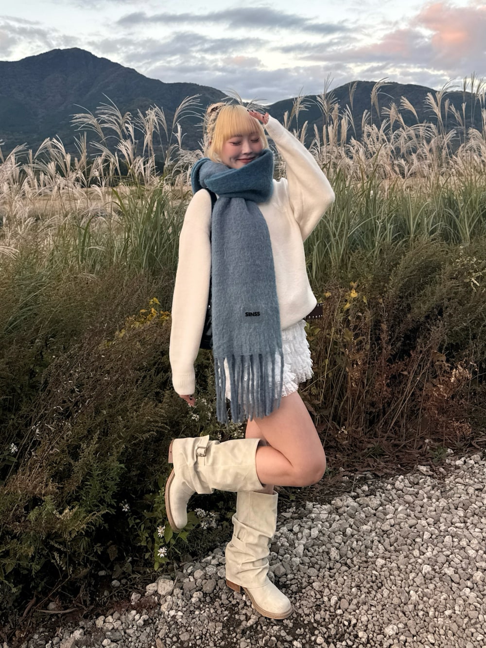 ホワイト系のその他パンツ、ホワイト系のニット/セーター、ホワイト系のシューズを着用したレディースの秋コーディネートの1枚目の写真