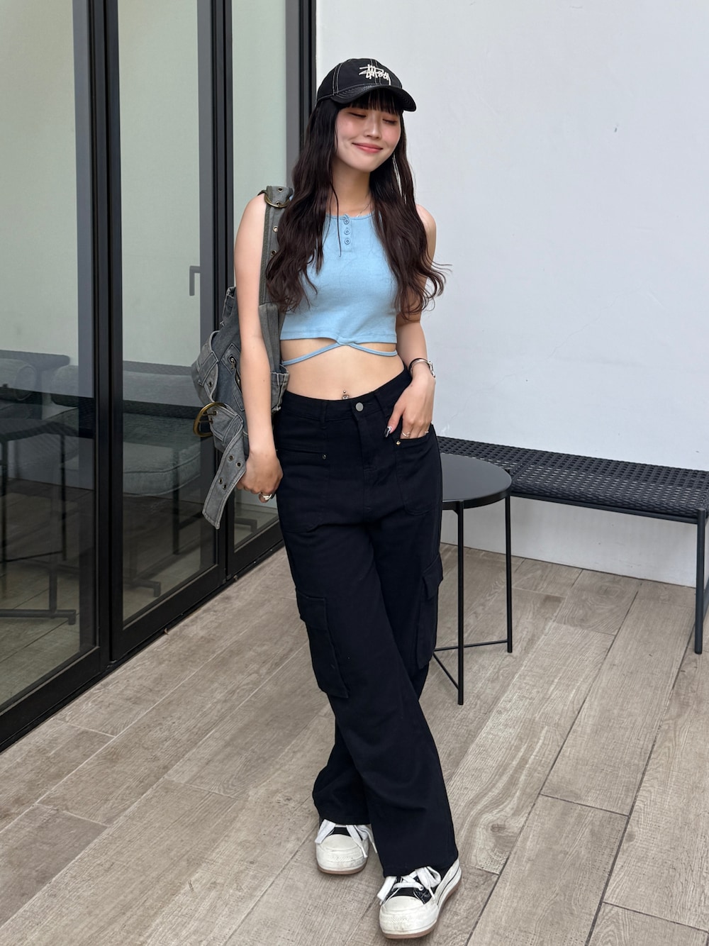 「カーゴパンツ、夏ファッション、タンクトップ、タンクトップコーデ、WEARタイアップ、キャップ、スポーツミックス」｜「napinna maisonの【napinna maison×HIINA】ウエストリボンタンクトップ（タンクトップ、ブルー系）」を使った、ひいなさん（骨格ウェーブ・レディース・165cm）の夏コーディネートの1枚目の写真
