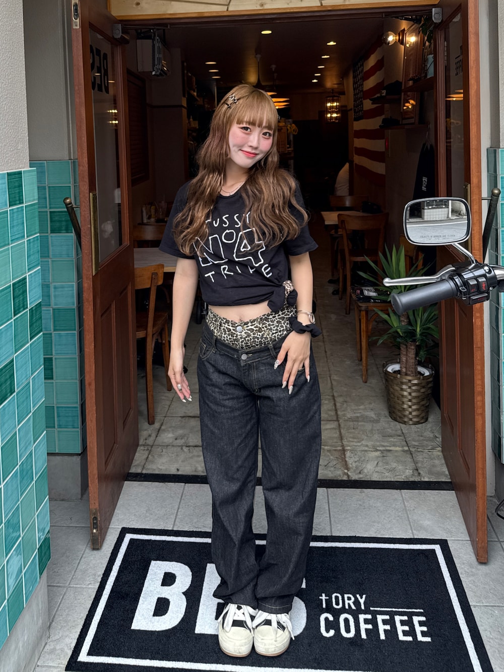 「夏ルックで気分アップ、デニム、WEARタイアップ、デニムコーデ、半袖シャツ、oldstussy、カジュアルコーデ、メンズライク、シンプルスタイル、夏服コーデ」｜「STUSSYのアイテム（Tシャツ/カットソー、ブラック系）」を使った、ひいなさん（骨格ウェーブ・レディース・165cm）の夏コーディネートの1枚目の写真