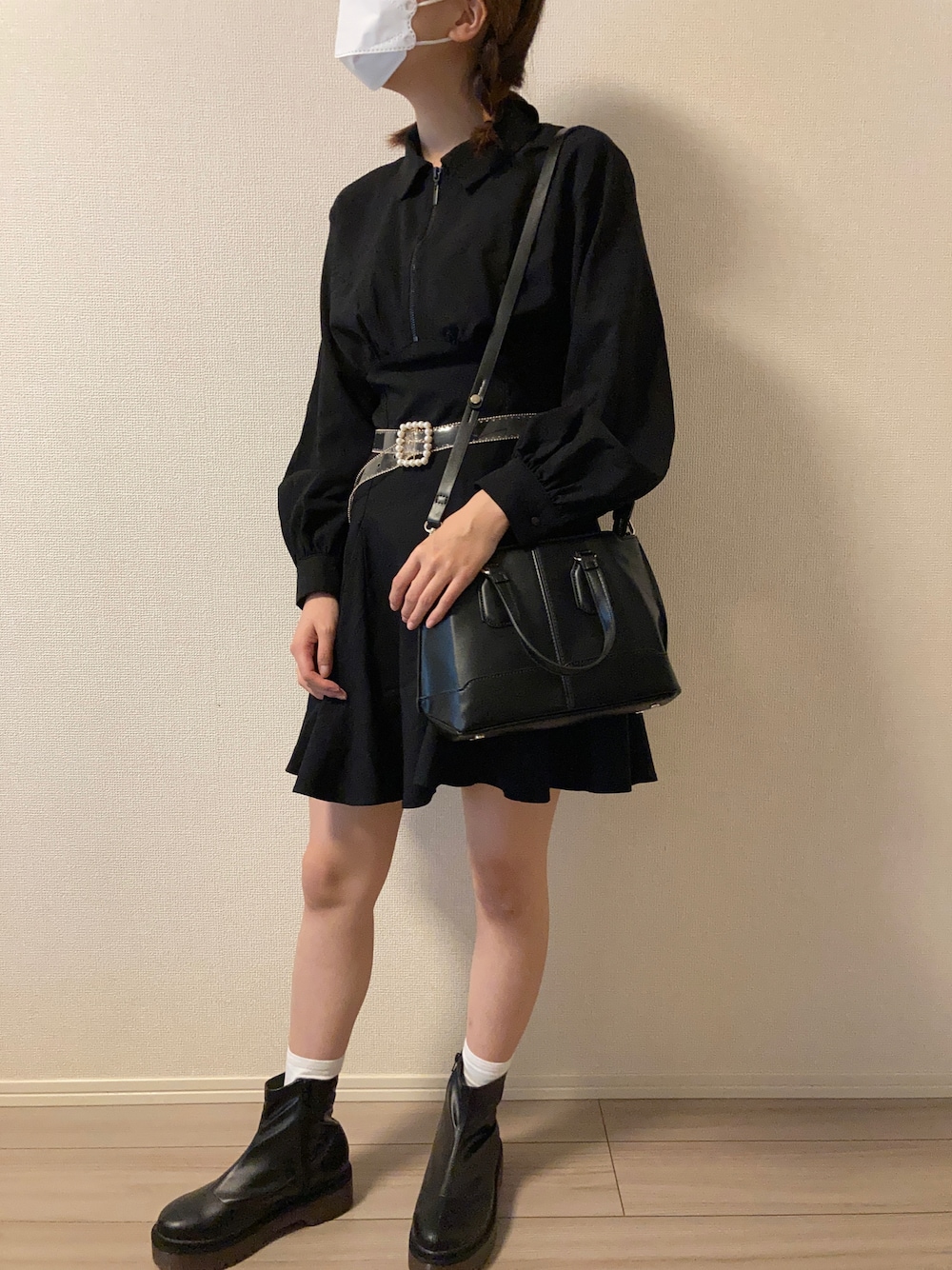 「ブラック、パールベルト、秋服、ショートブーツ、プチプラコーデ、白ソックス」｜「Burnerの【14 BURNER SELECT】縁どりパールバックル　クリアベルト（ベルト、ゴールド系）」を使った、katsu_kiさん（レディース・156cm）の秋コーディネートの1枚目の写真