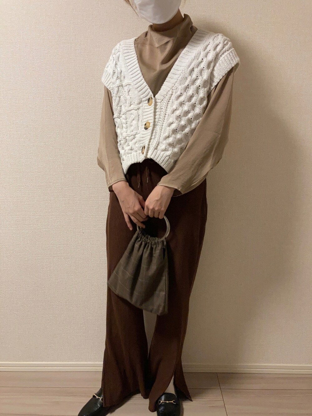 「着回しコーデ、かわいい、白ベスト、茶系コーデ、秋冬コーデ、おしゃれさんと繋がりたい、だから秋服が好き」｜「ZARAのアイテム（トップス、ホワイト系）」を使った、katsu_kiさん（レディース・156cm）の秋コーディネートの1枚目の写真