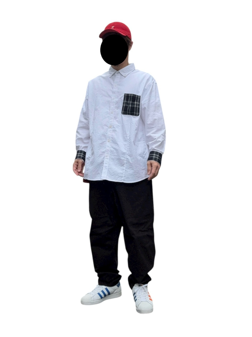 ブラック系のチノパンツ、ホワイト系のシャツ/ブラウス、ホワイト系のスニーカーを着用したメンズの秋コーディネートの1枚目の写真