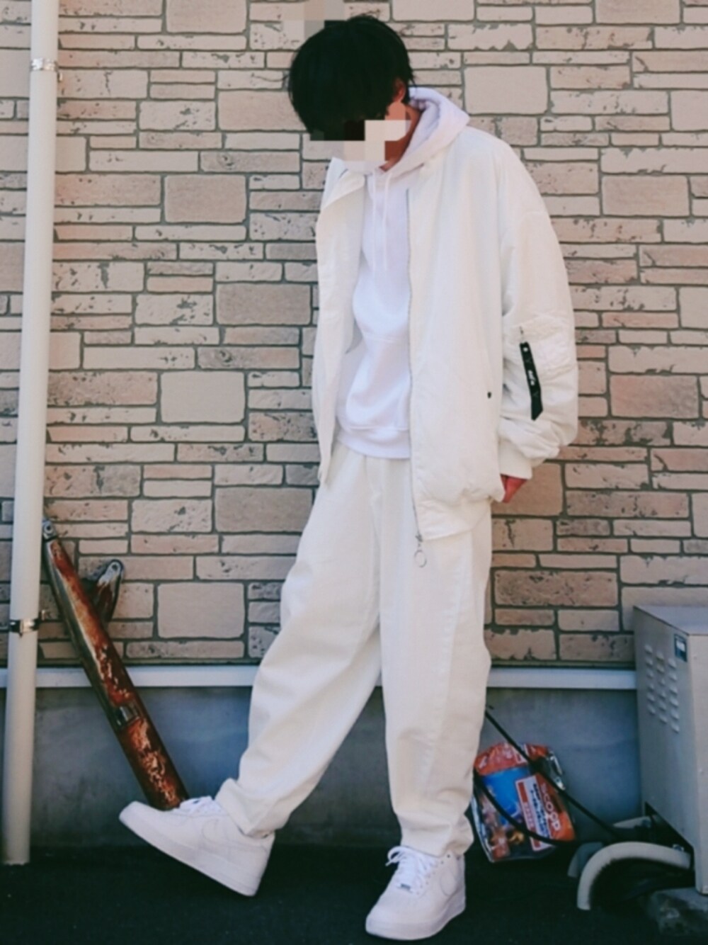 「MA1、オールホワイト、AF1、白パンツ」｜「GUのアイテム（チノパンツ、ホワイト系）」を使った、KAIさん（メンズ・178cm）の秋コーディネートの1枚目の写真