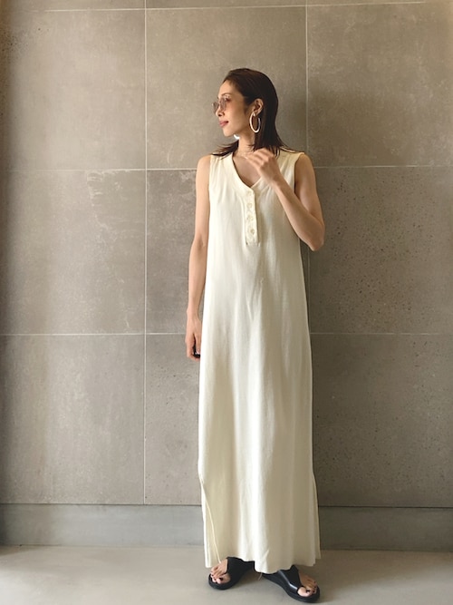 TODAYFUL（トゥデイフル）の「ヘンリーネックスリットワンピース
