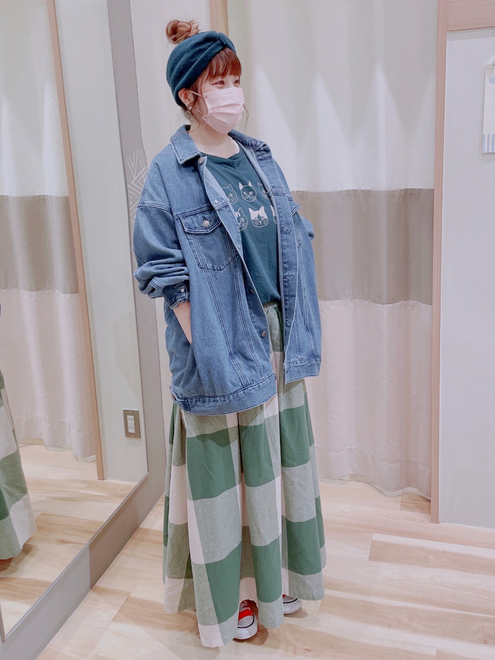 グリーン系のTシャツ/カットソー、ブルー系のデニムジャケット、グリーン系のスカートを着用したレディースの夏コーディネートの1枚目の写真