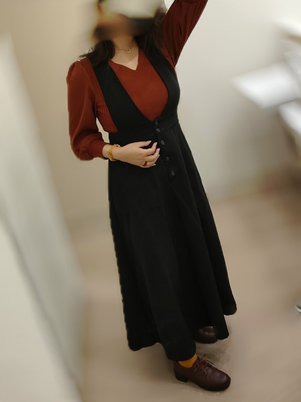 「オトナカジュアル、秋コーデ、低身長女子、低身長コーデ、プチプラコーデ、プチプラ、骨格ストレート、ブラック、サロペットスカート、サロペット、GU、shein、ブイネック」｜「SHEINのアイテム（ネックレス、ゴールド系）」を使った、kth(宣伝目的のいいねお断り❌さん（骨格ストレート・レディース・154cm）の秋コーディネートの1枚目の写真