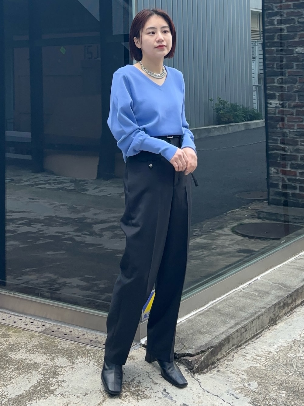 「Vネック、ニット、春コーデ」｜「UNITED TOKYOのウエストベルトテーパードパンツ（その他パンツ、ブラック系）」を使った、Yukaさん（レディース・152cm）の春コーディネートの1枚目の写真
