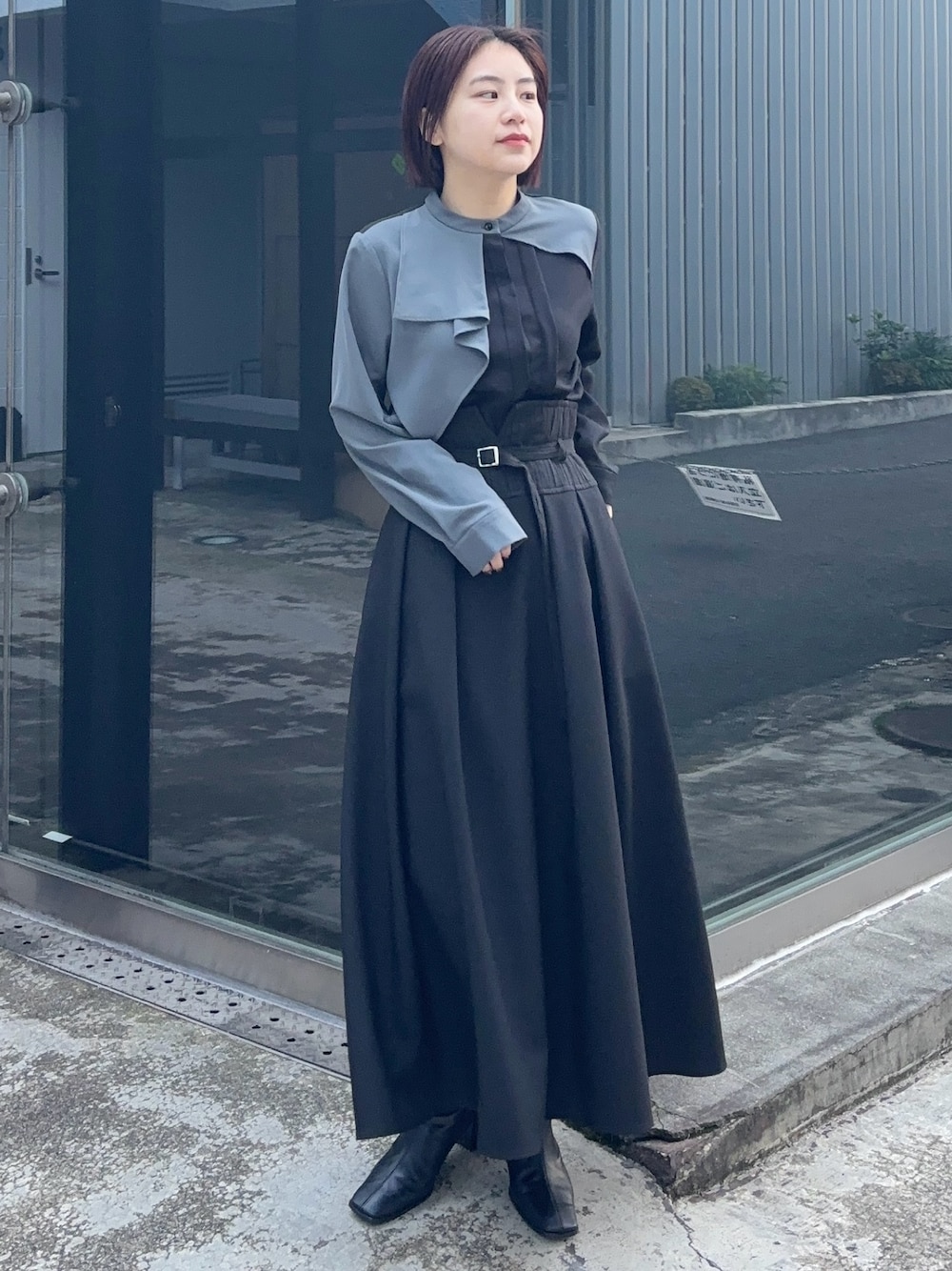 「ブラウスコーデ、スカートスタイル、フレアスカート、バイカラー」｜「UNITED TOKYOのフルフレアドッキングスカート（スカート、ブラック系）」を使った、Yukaさん（レディース・152cm）の冬コーディネートの1枚目の写真