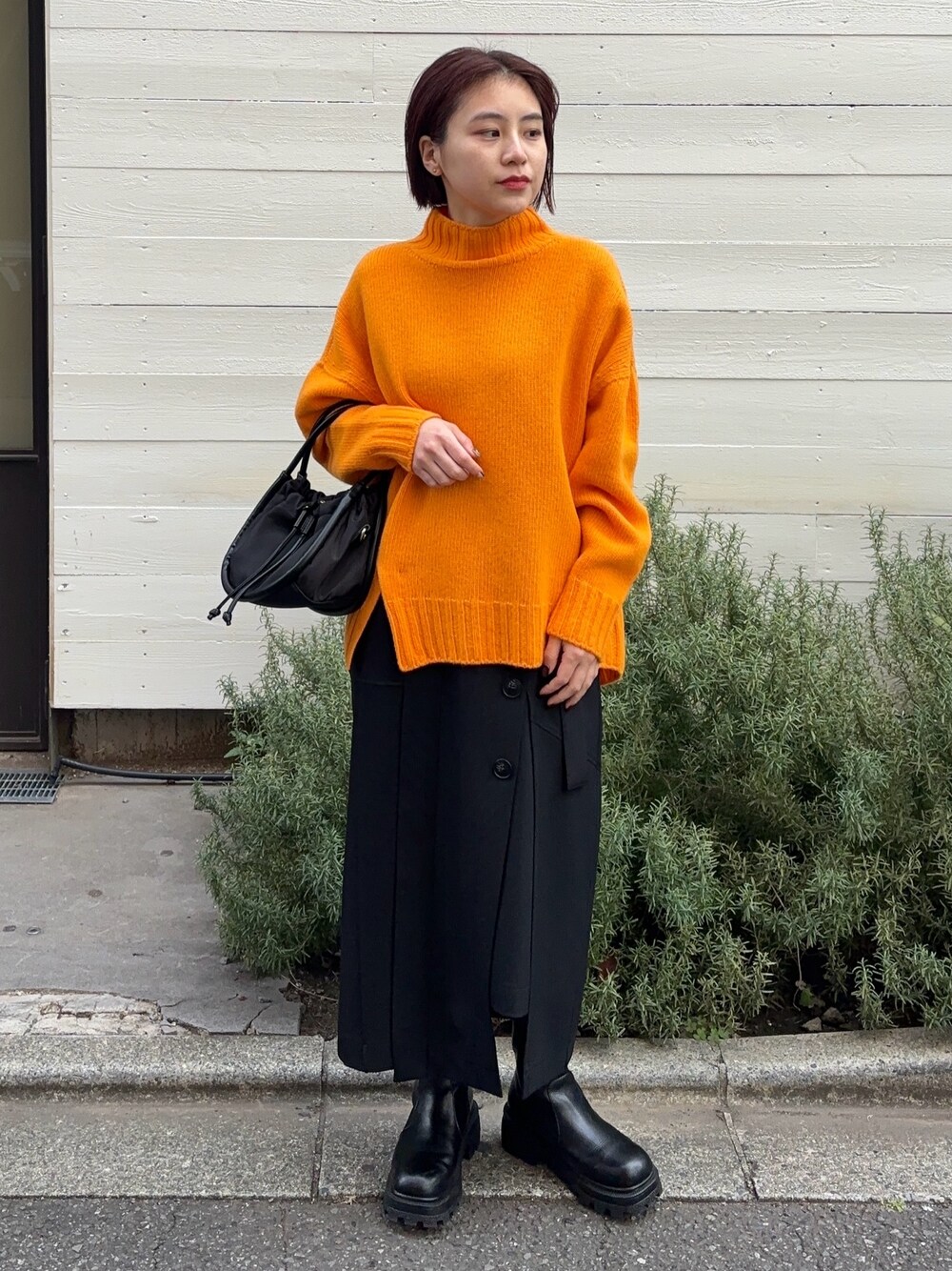 「ニット、スカートスタイル、冬コーデ」｜「UNITED TOKYOのスリットロングタイトスカート（スカート、ブラック系）」を使った、Yukaさん（レディース・152cm）の冬コーディネートの1枚目の写真