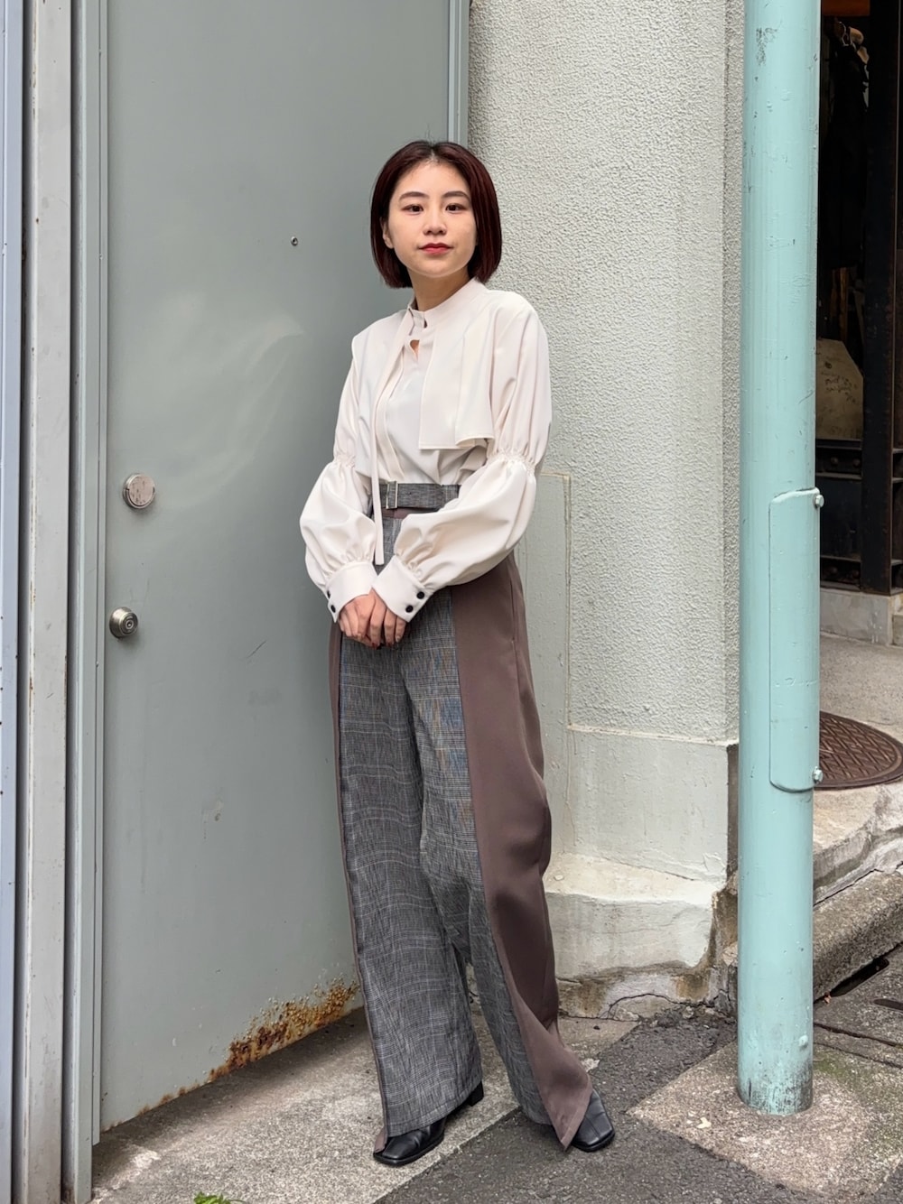 「きれいめコーディネート、ブラウスコーデ、パンツスタイル」｜「UNITED TOKYOのブランカフレアブラウス（シャツ/ブラウス、ホワイト系）」を使った、Yukaさん（レディース・152cm）の秋コーディネートの1枚目の写真