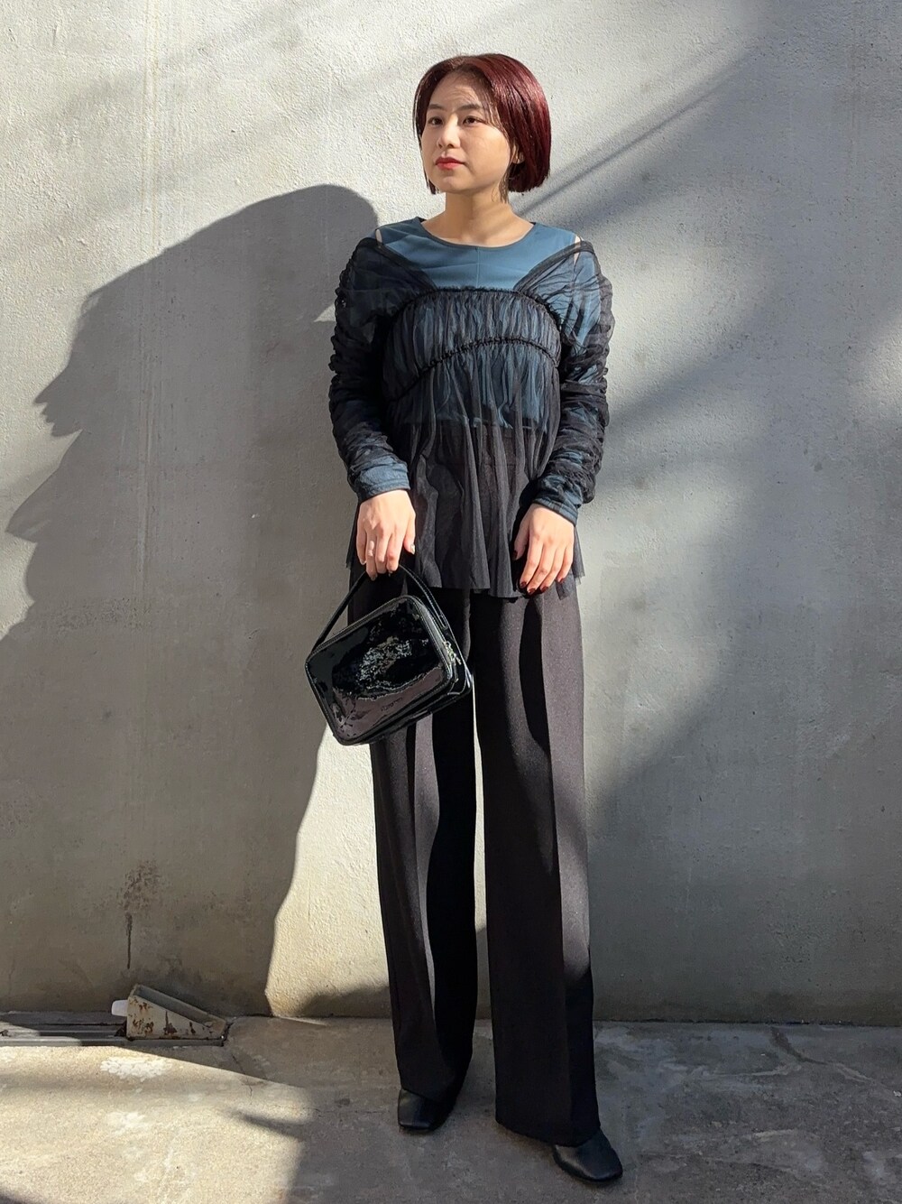 「チュール、レイヤードスタイル、パンツコーデ」｜「UNITED TOKYOのタフタポイントストレートパンツ（その他パンツ、ブラック系）」を使った、Yukaさん（レディース・152cm）の冬コーディネートの1枚目の写真